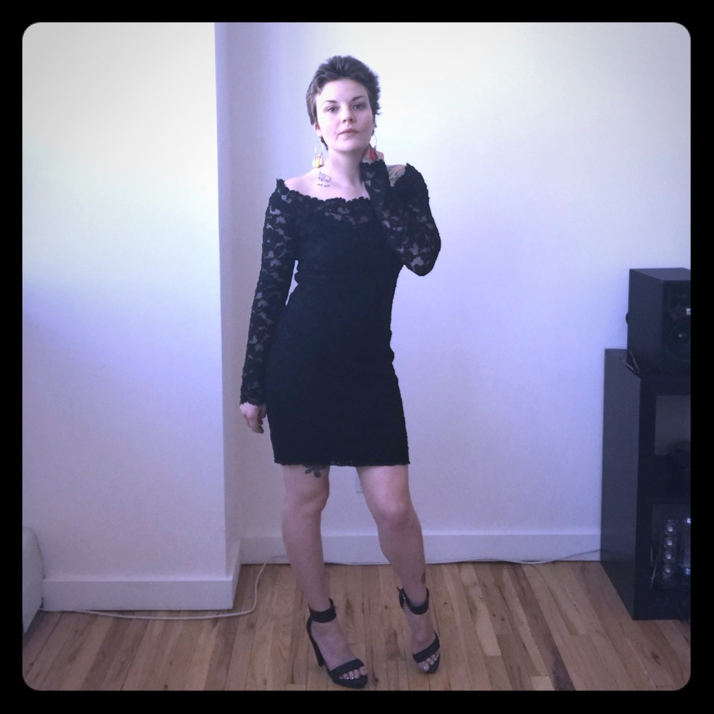 Form Fitting Lace mini Dress -Black L/S-